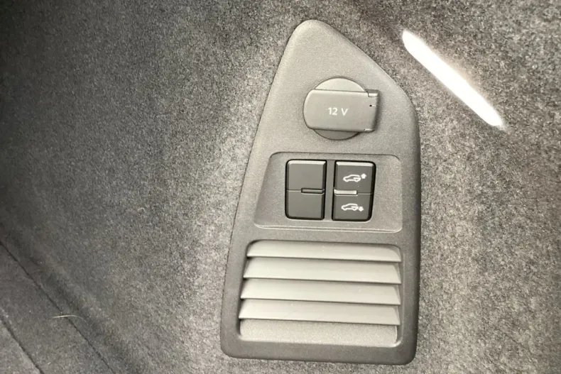 Volkswagen Touareg din 2024 cu 5.500 km - oferta VOL170979 - foto 17