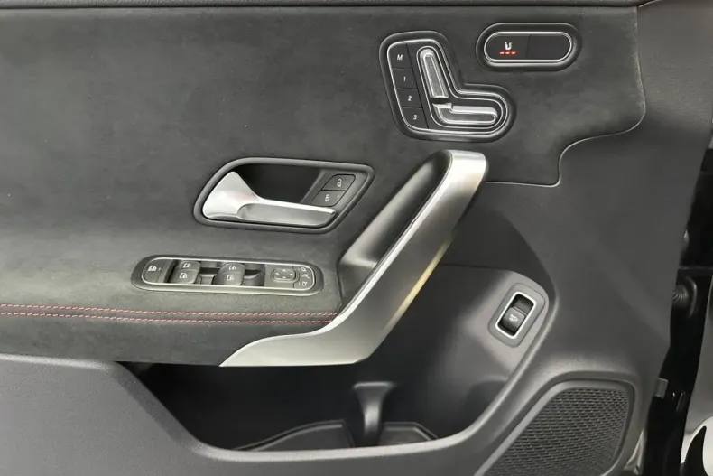 Mercedes-Benz CLA 220 din 2024 cu 5.843 km - oferta MER171158 - foto 9