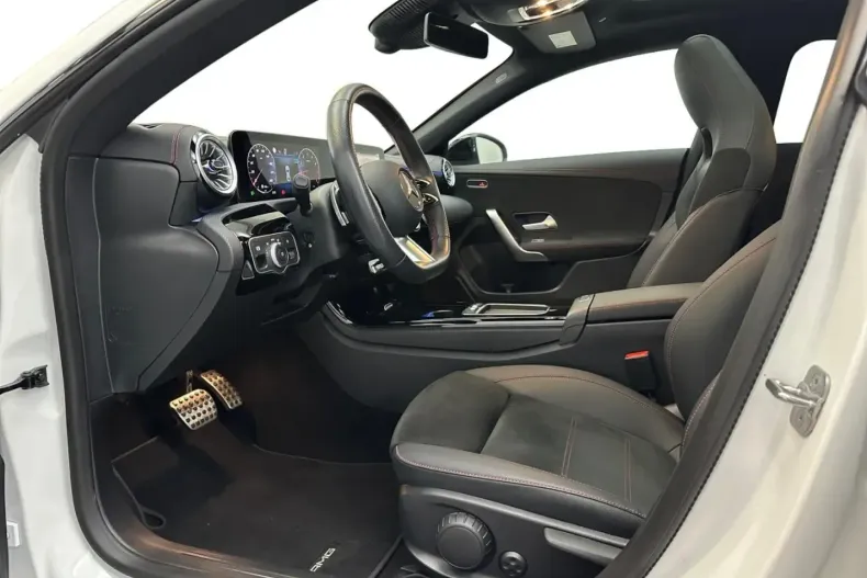 Mercedes-Benz CLA 200 din 2024 cu 27.297 km - oferta MER171160 - foto 8