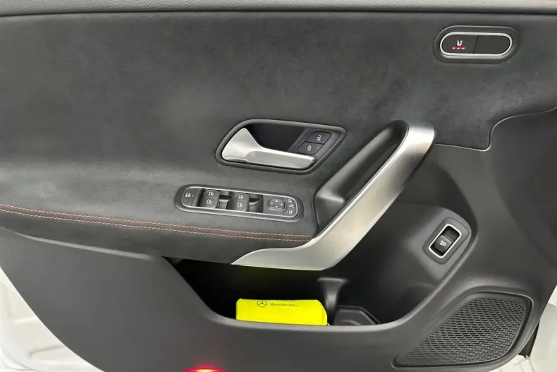 Mercedes-Benz CLA 200 din 2024 cu 27.297 km - oferta MER171160 - foto 9