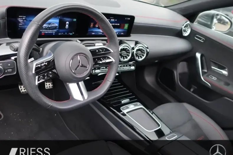 Mercedes-Benz CLA 220 din 2024 cu 12.233 km - oferta MER171161 - foto 3