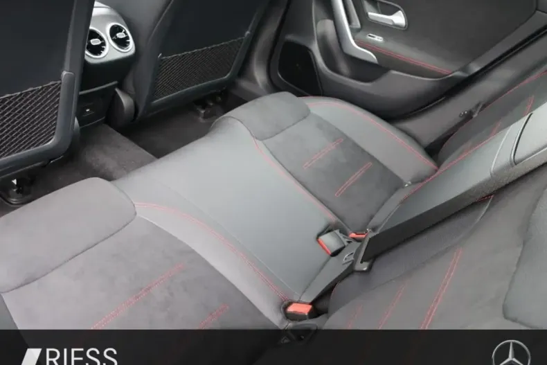 Mercedes-Benz CLA 220 din 2024 cu 12.233 km - oferta MER171161 - foto 4