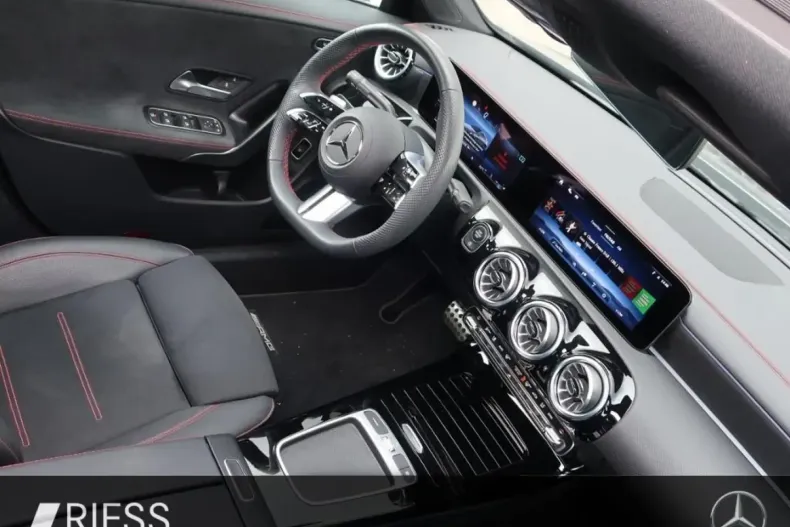 Mercedes-Benz CLA 220 din 2024 cu 12.233 km - oferta MER171161 - foto 10