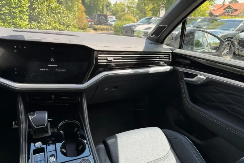 Volkswagen Touareg din 2024 cu 16.850 km - oferta VOL171225 - foto 23