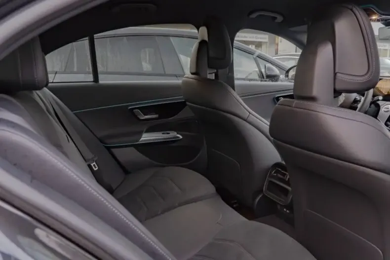 Mercedes-Benz E 400 din 2024 cu 3.253 km - oferta MER171260 - foto 8