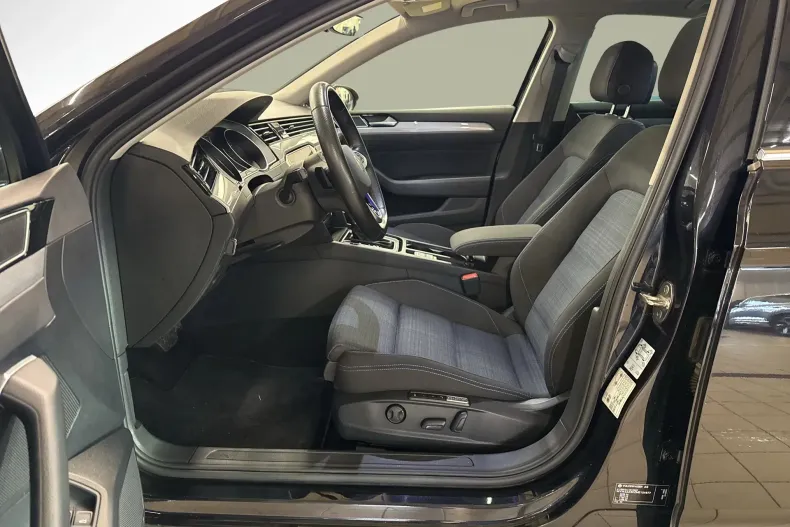 Volkswagen Passat din 2021 cu 69.596 km - oferta VOL171354 - foto 16