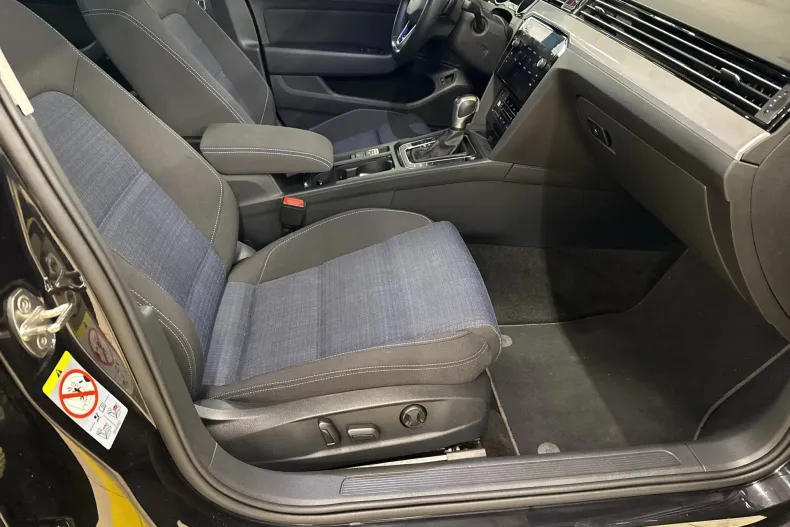 Volkswagen Passat din 2021 cu 69.596 km - oferta VOL171354 - foto 26