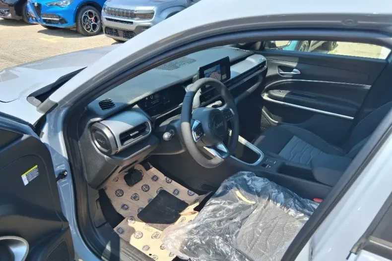 Jeep Avenger din 2025 cu 1 km - oferta JEE171589 - foto 9