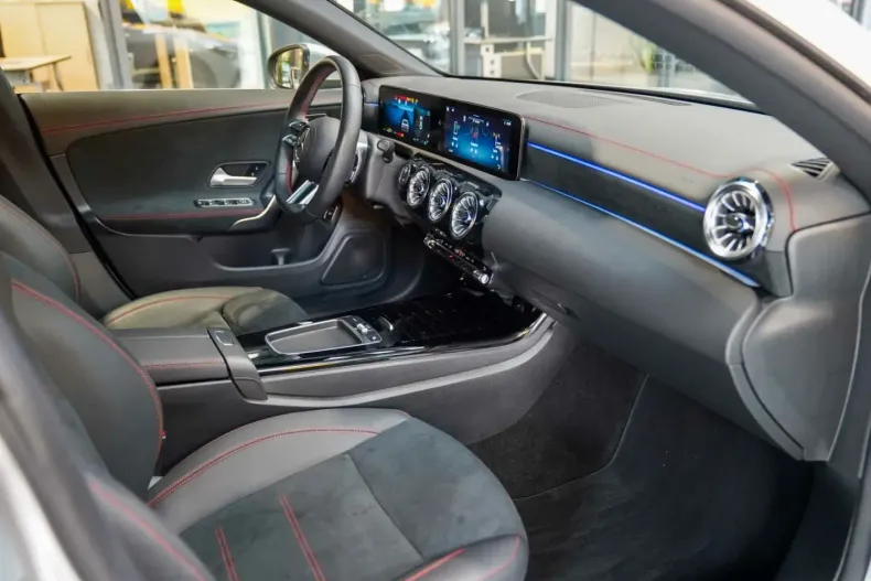 Mercedes-Benz CLA 220 din 2023 cu 12.588 km - oferta MER171800 - foto 9