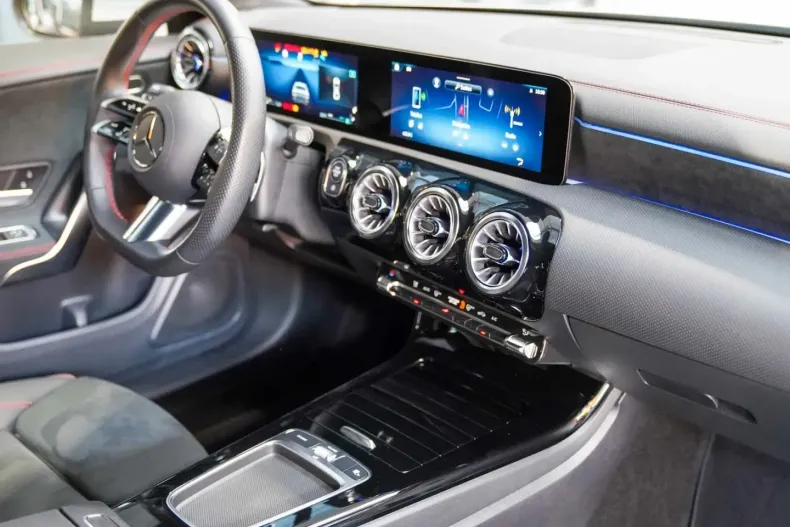 Mercedes-Benz CLA 220 din 2023 cu 12.588 km - oferta MER171800 - foto 10