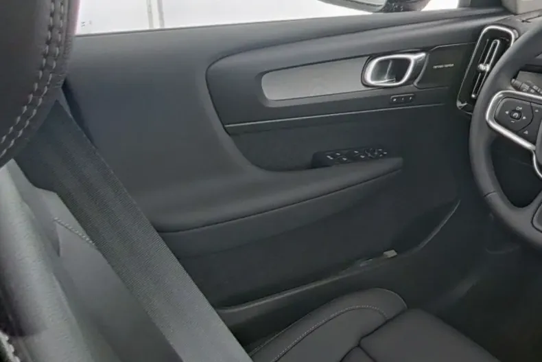 Volvo XC40 din 2025 cu 18.301 km - oferta VOL171890 - foto 30