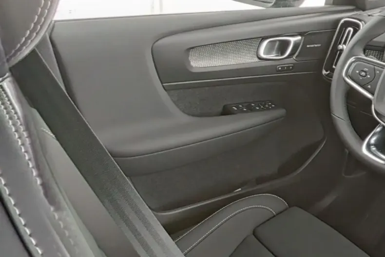 Volvo XC40 din 2025 cu 20.870 km - oferta VOL171892 - foto 12