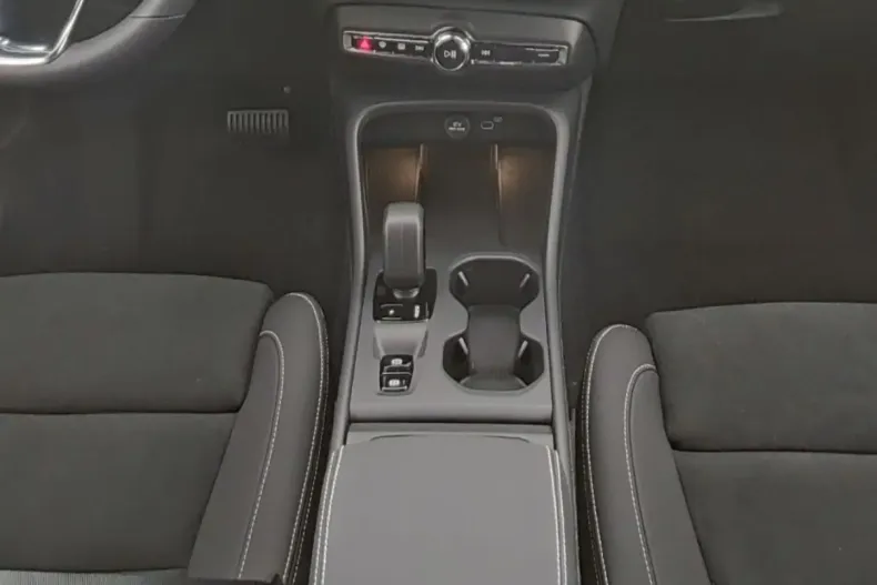 Volvo XC40 din 2025 cu 16.938 km - oferta VOL171951 - foto 6