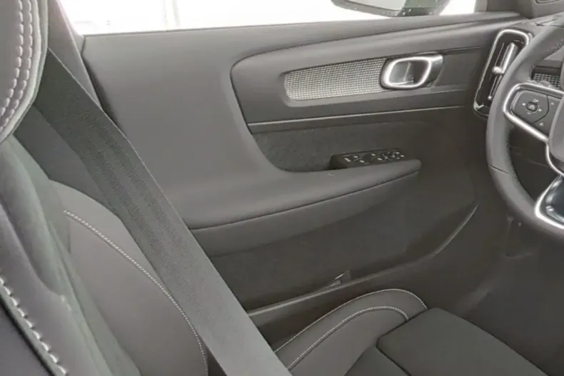 Volvo XC40 din 2025 cu 16.938 km - oferta VOL171951 - foto 12