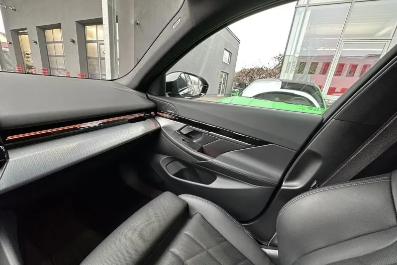 BMW 530 din 2025 cu 14.300 km - oferta BMW172028 - foto 38