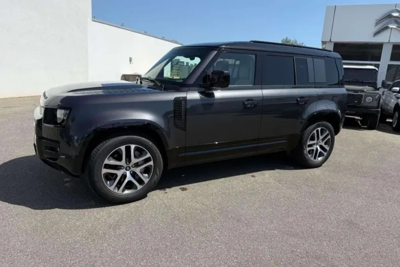 Land Rover Defender din 2024 cu 8.500 km - oferta LAN172119 - foto 6