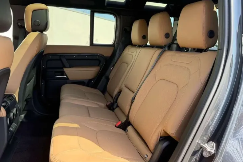 Land Rover Defender din 2024 cu 8.500 km - oferta LAN172119 - foto 11