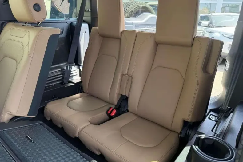 Land Rover Defender din 2024 cu 8.500 km - oferta LAN172119 - foto 12