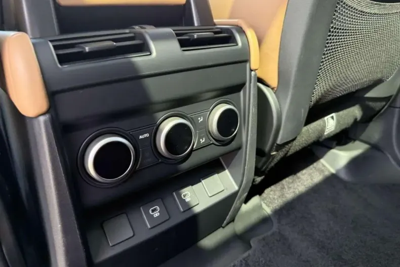 Land Rover Defender din 2024 cu 8.500 km - oferta LAN172119 - foto 17