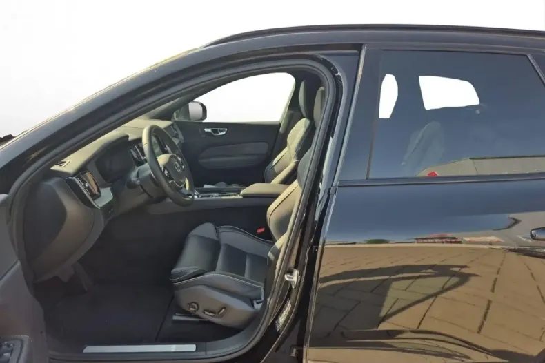 Volvo XC60 din 2025 cu 7.500 km - oferta VOL172169 - foto 12