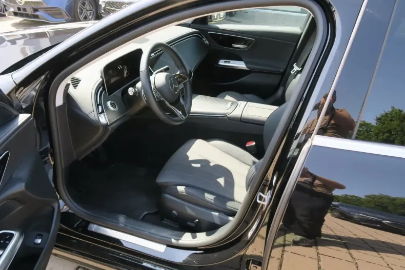 Mercedes-Benz E 220 din 2024 cu 13.797 km - oferta MER172353 - foto 6