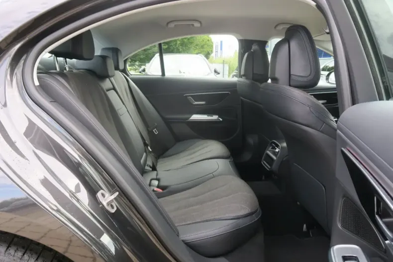 Mercedes-Benz E 200 din 2024 cu 22.146 km - oferta MER172356 - foto 9