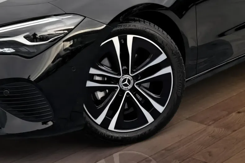 Mercedes-Benz CLA 180 din 2024 cu 6.018 km - oferta MER172360 - foto 3