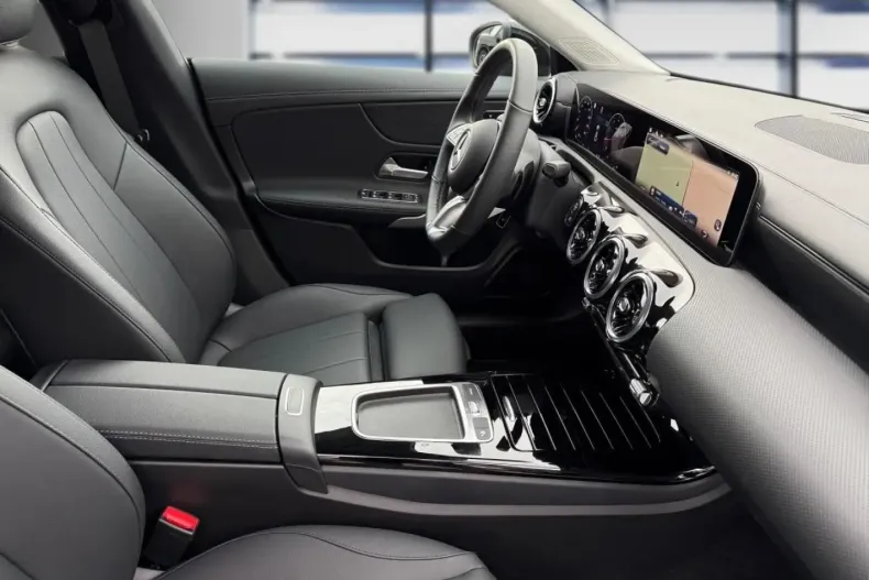 Mercedes-Benz CLA 180 din 2024 cu 6.018 km - oferta MER172360 - foto 12