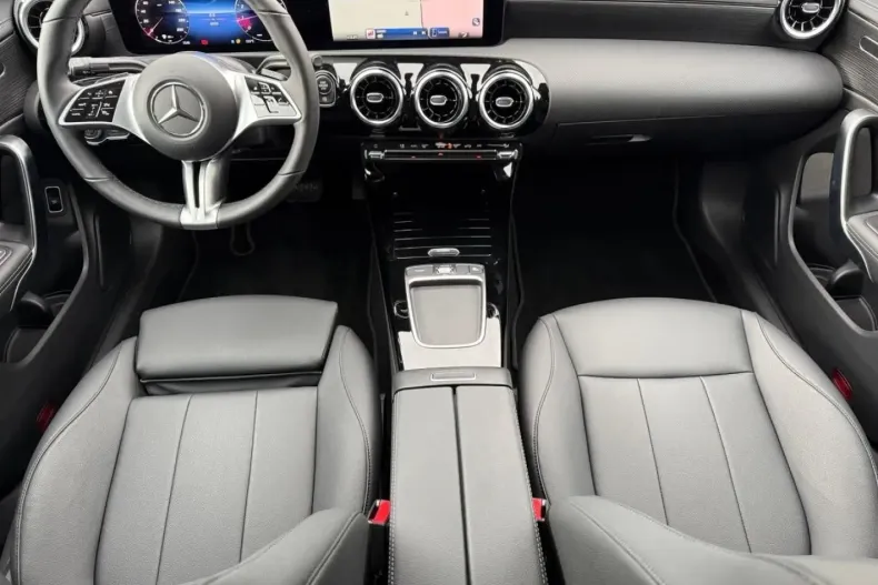 Mercedes-Benz CLA 180 din 2024 cu 6.018 km - oferta MER172360 - foto 14