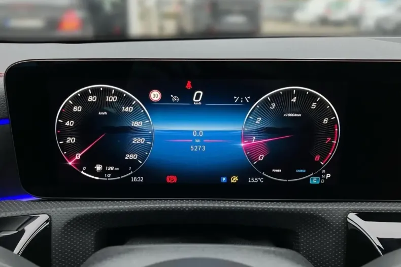 Mercedes-Benz CLA 200 din 2024 cu 5.266 km - oferta MER172361 - foto 6