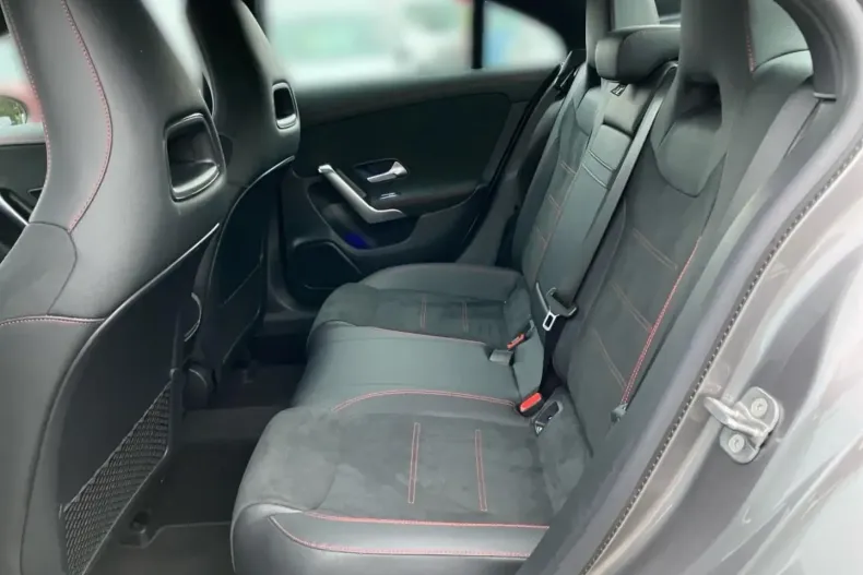 Mercedes-Benz CLA 200 din 2024 cu 5.266 km - oferta MER172361 - foto 9