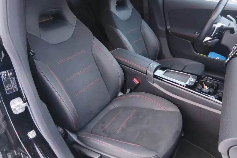 Mercedes-Benz CLA 180 din 2024 cu 13.650 km - oferta MER172362 - foto 11