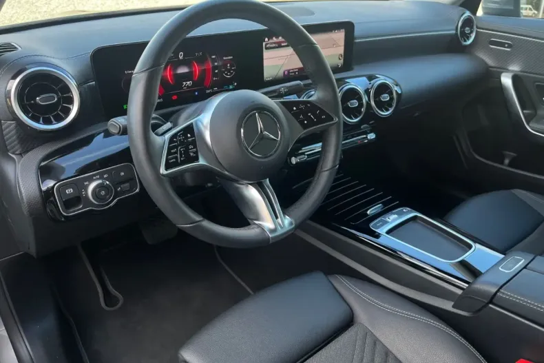 Mercedes-Benz CLA 180 din 2024 cu 17.500 km - oferta MER172366 - foto 10