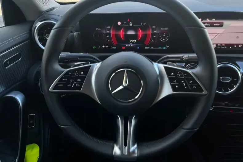 Mercedes-Benz CLA 180 din 2024 cu 17.500 km - oferta MER172366 - foto 13