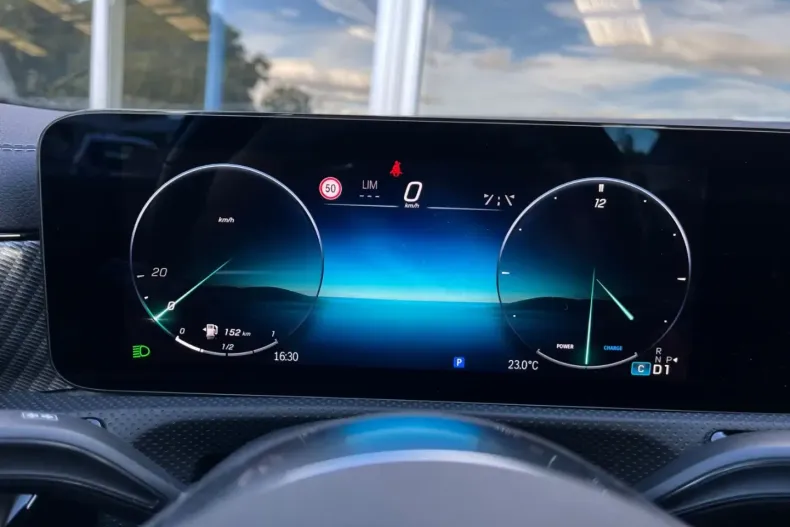 Mercedes-Benz CLA 180 din 2024 cu 17.500 km - oferta MER172366 - foto 21