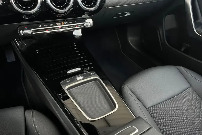 Mercedes-Benz CLA 180 din 2024 cu 17.500 km - oferta MER172366 - foto 23