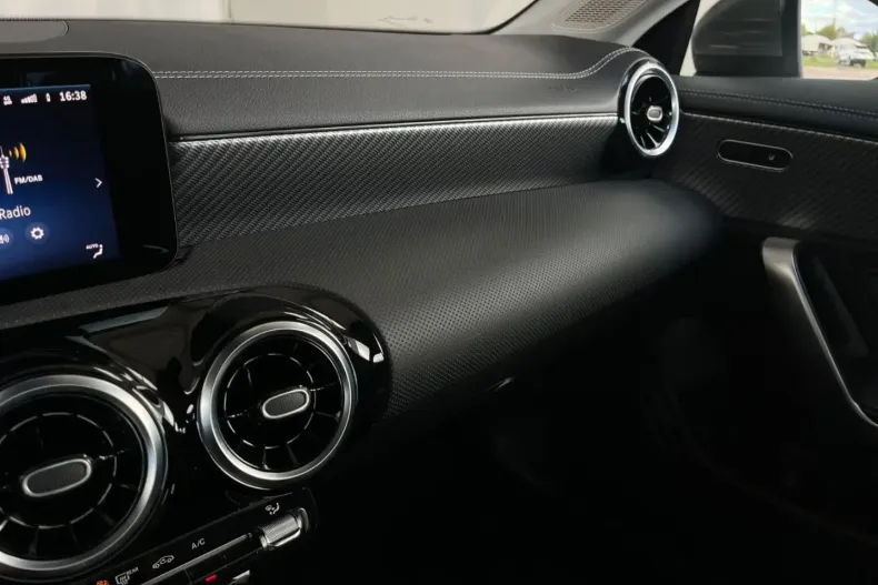 Mercedes-Benz CLA 180 din 2024 cu 17.500 km - oferta MER172366 - foto 24