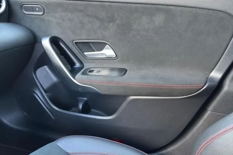 Mercedes-Benz CLA 200 din 2023 cu 49.999 km - oferta MER172372 - foto 14