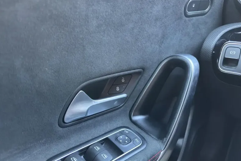 Mercedes-Benz CLA 200 din 2023 cu 49.999 km - oferta MER172372 - foto 17