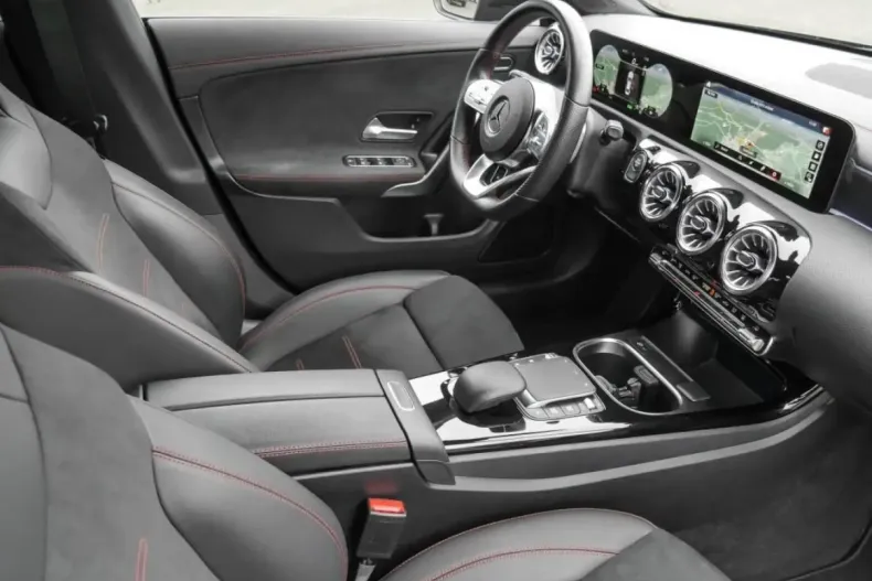 Mercedes-Benz CLA 250 din 2022 cu 50.559 km - oferta MER172375 - foto 3