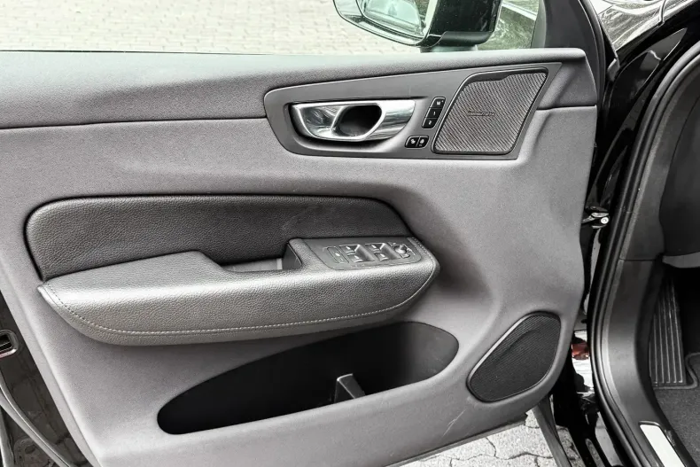 Volvo XC60 din 2022 cu 51.781 km - oferta VOL172424 - foto 4