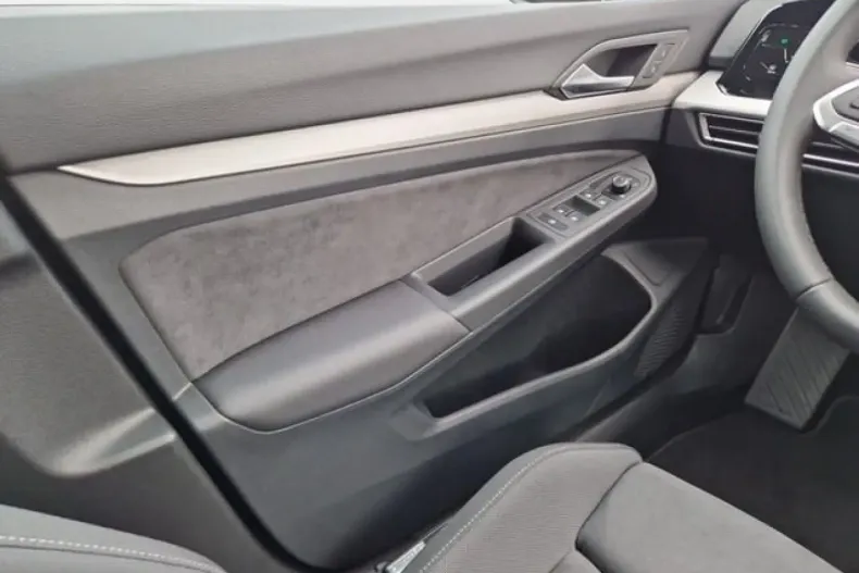 Volkswagen Golf din 2024 cu 27.304 km - oferta VOL172476 - foto 9