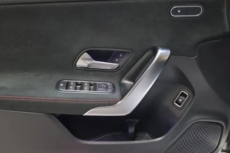 Mercedes-Benz CLA 250 din 2024 cu 38.184 km - oferta MER172535 - foto 16