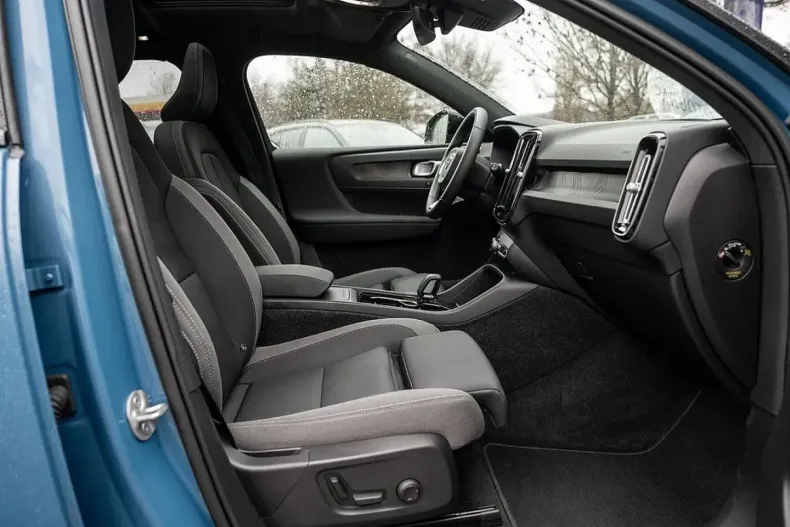 Volvo XC40 din 2022 cu 63.700 km - oferta VOL172572 - foto 4