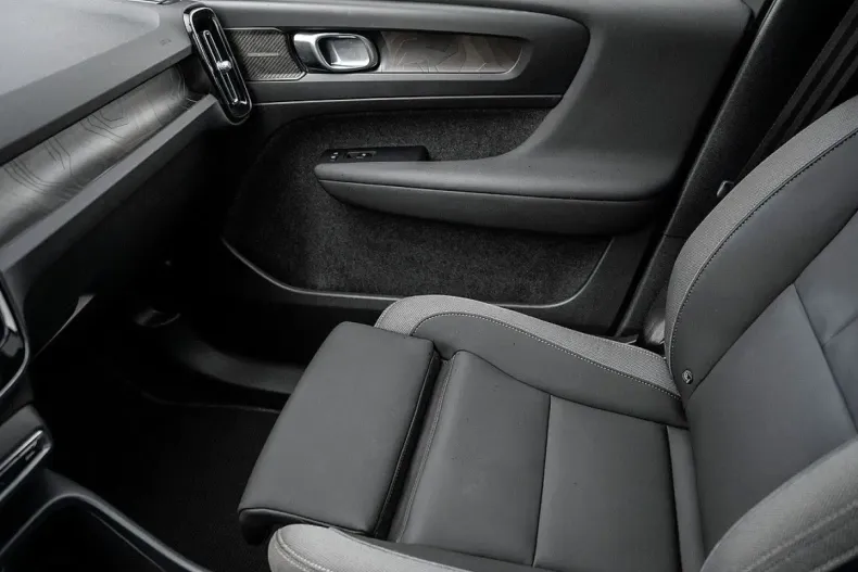 Volvo XC40 din 2022 cu 63.700 km - oferta VOL172572 - foto 19