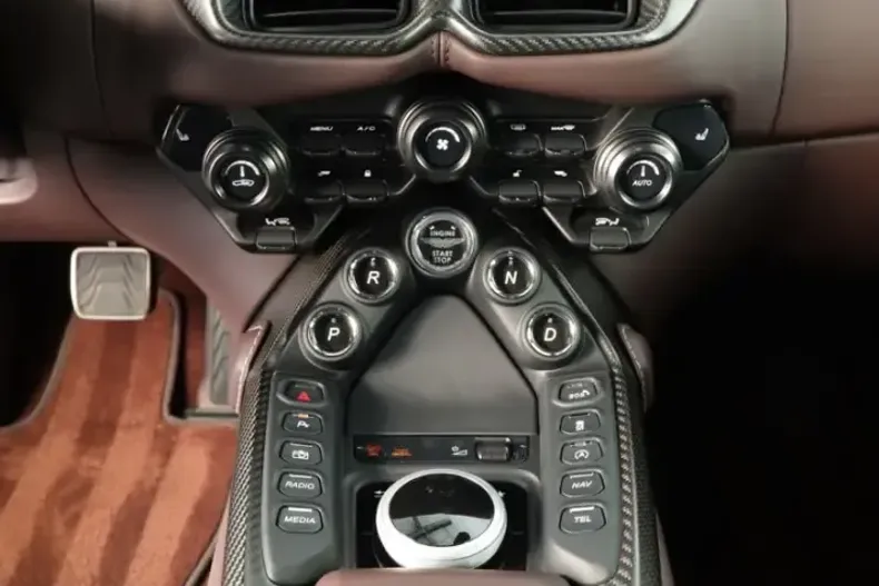 Aston Martin V8 Vantage din 2022 cu 25.000 km - oferta AST172663 - foto 17