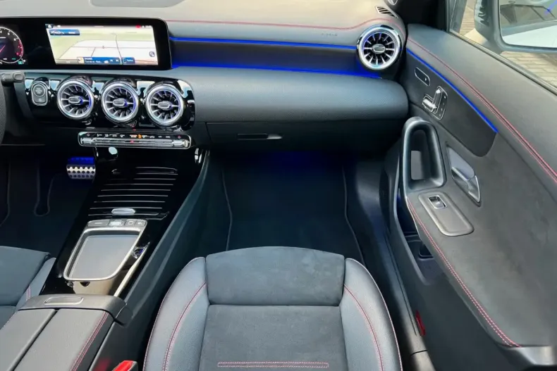 Mercedes-Benz CLA 250 din 2024 cu 9.481 km - oferta MER172735 - foto 12