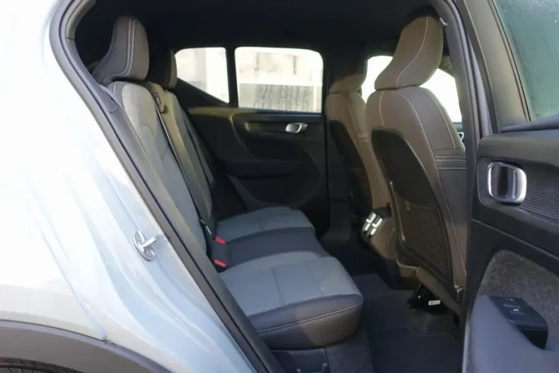 Volvo XC40 din 2025 cu 26.890 km - oferta VOL172781 - foto 11