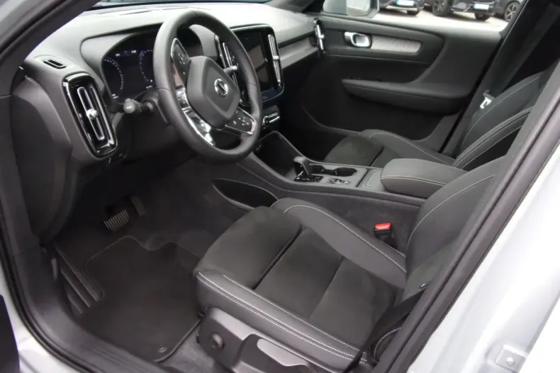 Volvo XC40 din 2023 cu 26.100 km - oferta VOL172849 - foto 2