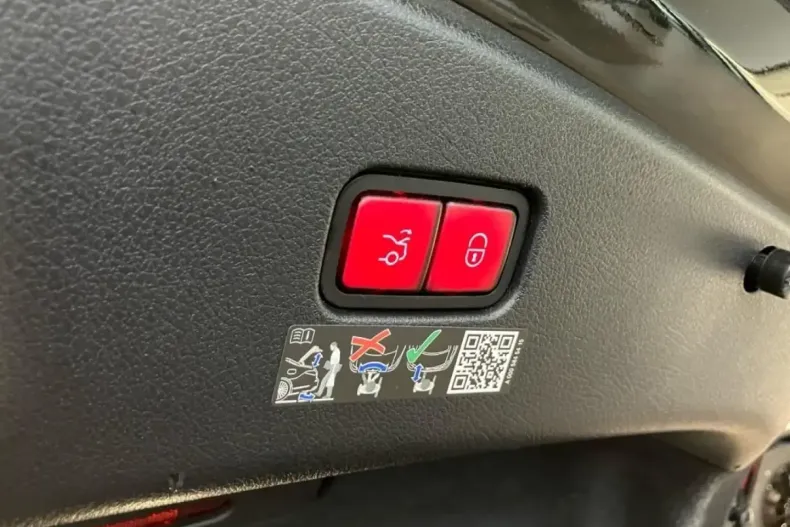 Mercedes-Benz CLE 300 din 2025 cu 13.880 km - oferta MER172854 - foto 10